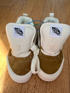 Vans NWT Men’s 6.0 Tan and White High-Top Sneakers